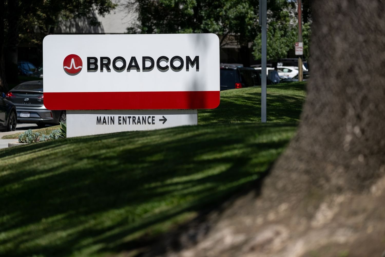 broadcom stocks building